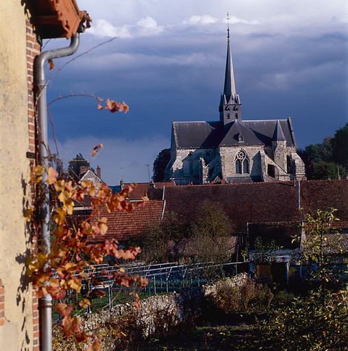 Façade ouest vue depuis la place du village.