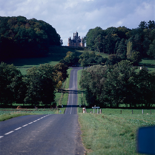 Vue perspective sur le château depuis la route.