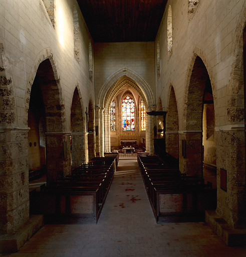 Intérieur : la nef et le choeur vus depuis l'entrée.