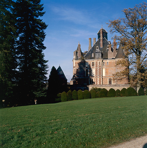 Vue du château depuis le parc, côté ouest.