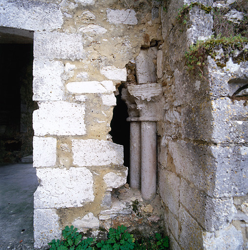 Ancienne église : pilier.