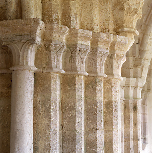 Intérieur de l'abbaye : détail de pilier et chapiteau.