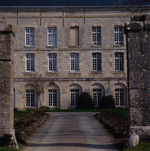 Le bâtiment principal, façade côté cour d'entrée : les arcades du cloître ont été tranformées en baies vitrées.