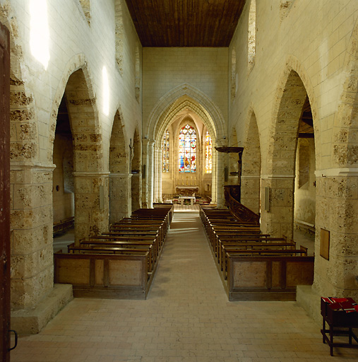 Intérieur : la nef et le choeur vus depuis l'entrée.