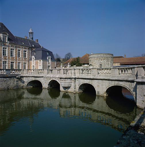 Vue générale avec les fossés et le pont.