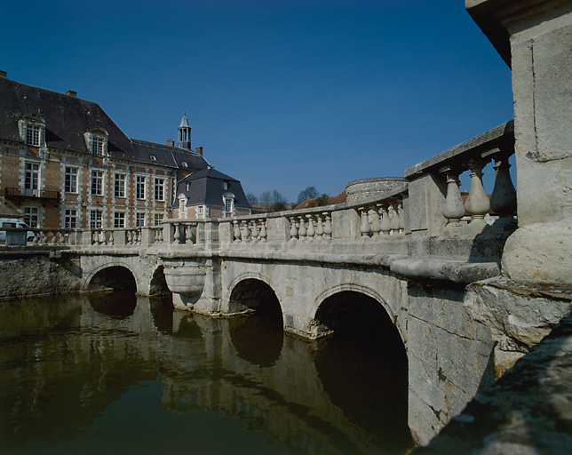 Le château, emplacement du pont-levis médiéval.