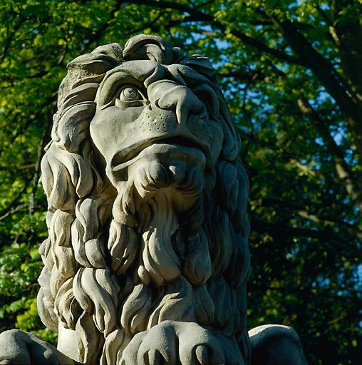 L'entrée du château, détail : lion sculpté.