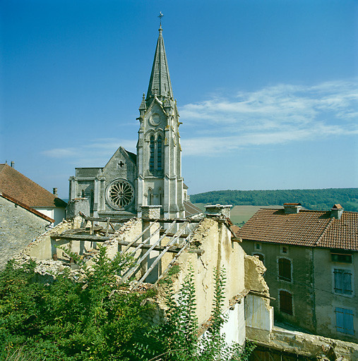 Le clocher vue de la rue du Faubourg-du-Vivier.