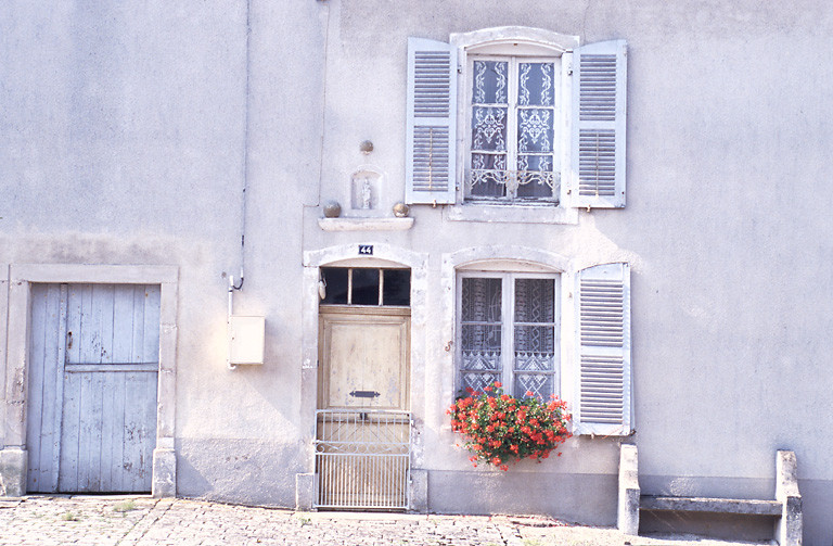 Vue de la porte d'entrée du logis et de celle de l'écurie.