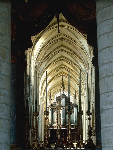 Vue des voûtes de la nef et du grand orgue depuis la chapelle axiale.