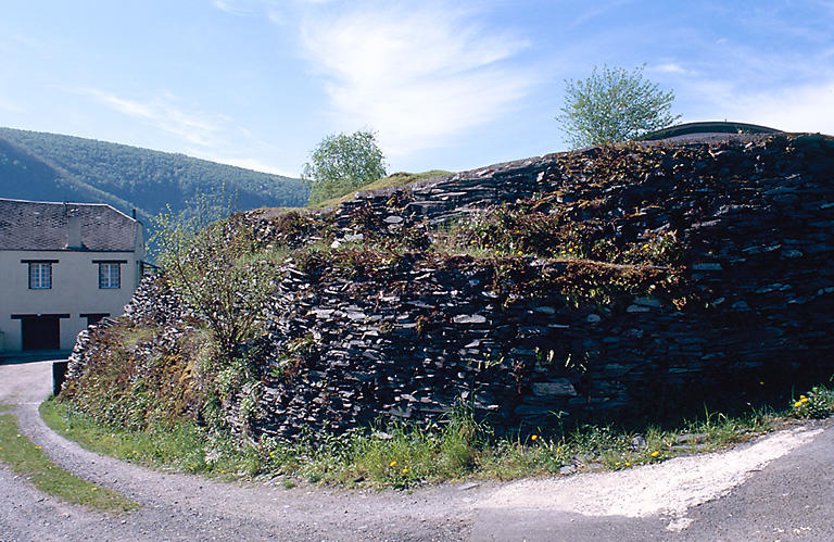 Vue sur un mur de soutènement.