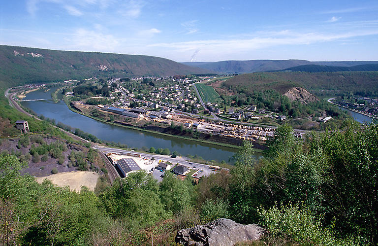 Vue sur l'ancienne ardoisière du moulin Sainte-Anne et la commune de Haybes depuis le panorama du 'relais'.