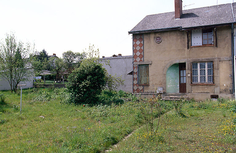 Vue d'ensemble d'une façade antérieure d'une maison de la cité.