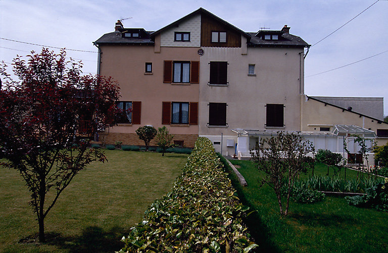 Vue d'ensemble d'une façade antérieure d'une maison de la cité.