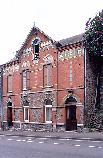 Façade antérieure, vue de trois-quart droit.