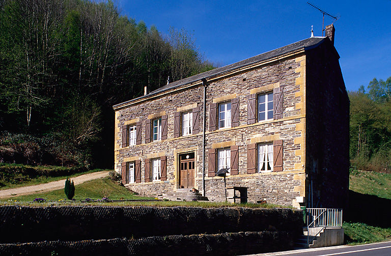 Façade antérieure de l'ancien moulin, vue de trois-quart droit.