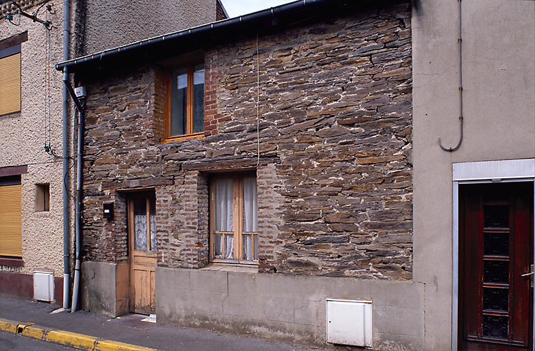 Vue de trois-quart gauche de la façade antérieure.