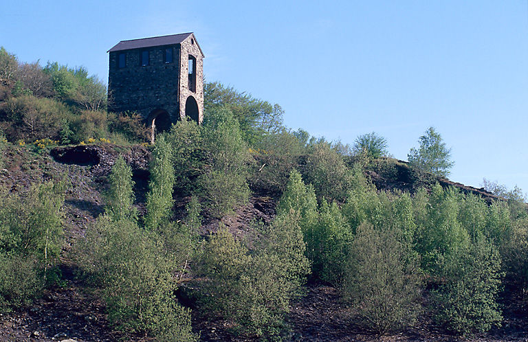 Vue, depuis la route située en contrebas, de l'ancien treuil.