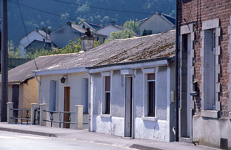 Ensemble d'anciens baraquements.