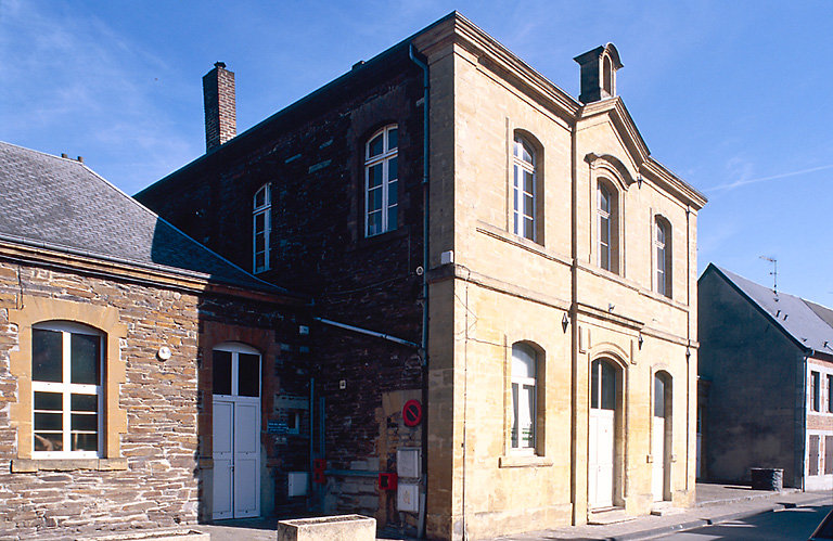 Façade antérieure, vue trois-quart gauche.