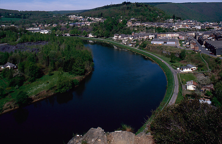 Panorama sur la boucle de la Meuse en amont du point de vue de la roche de l'Uf.