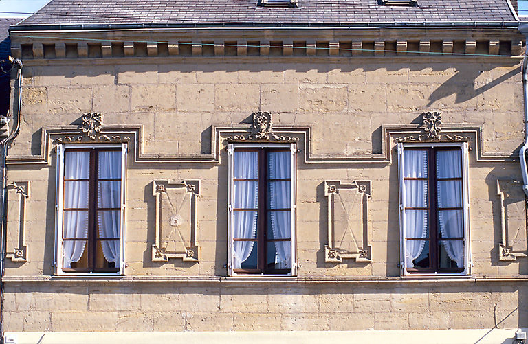 Vue d'ensemble sur l'étage d'une façade antérieure.