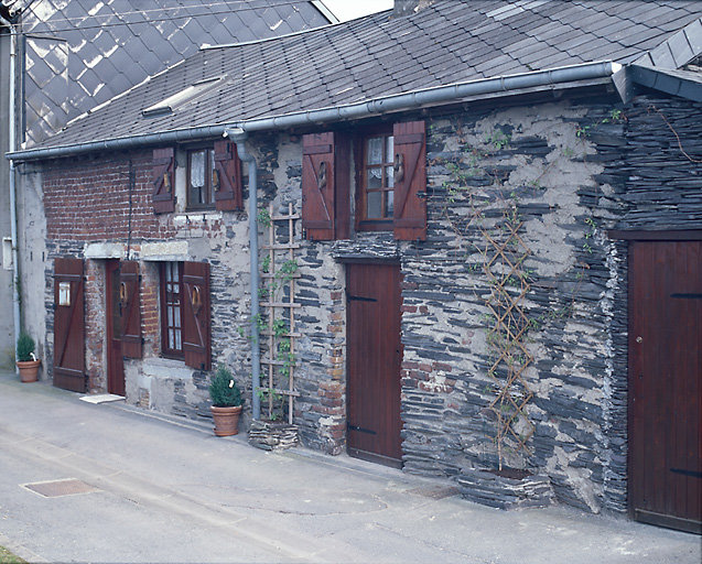 Vue de trois-quart droit de la façade antérieure.