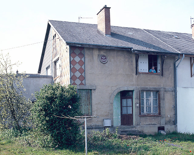 Vue d'ensemble d'une façade antérieure d'une maison de la cité.