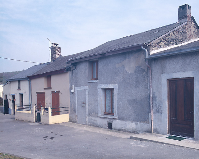 Série de trois maisons, vues de trois-quart droit.