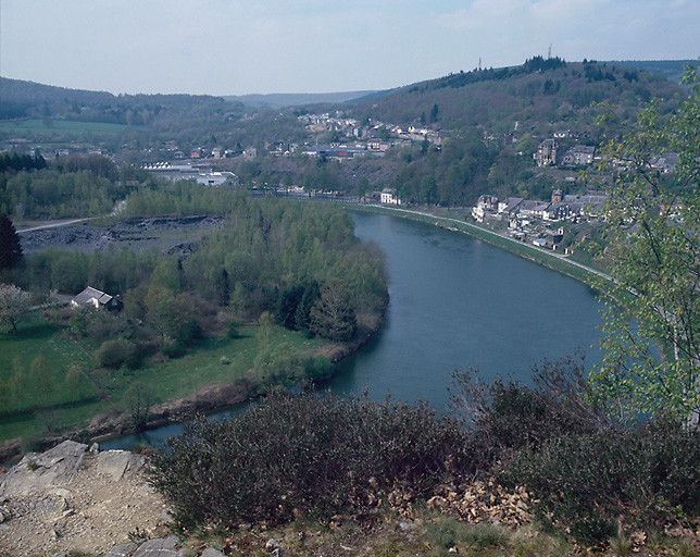 Panorama sur le fleuve et la ville en amont de la 'Roche de l'Uf'.