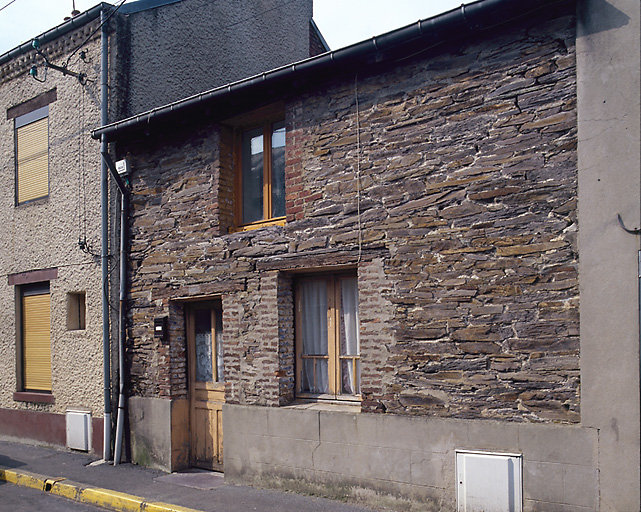 Façade antérieure, vue de trois-quart droit.