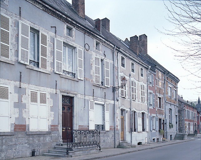 Série de maisons, vues de trois-quart gauche.