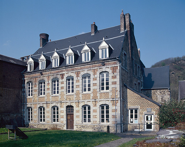 Vue générale de la façade antérieure.