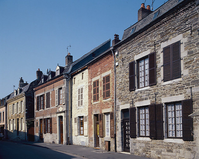 Série de maisons, vues de trois-quart droit.