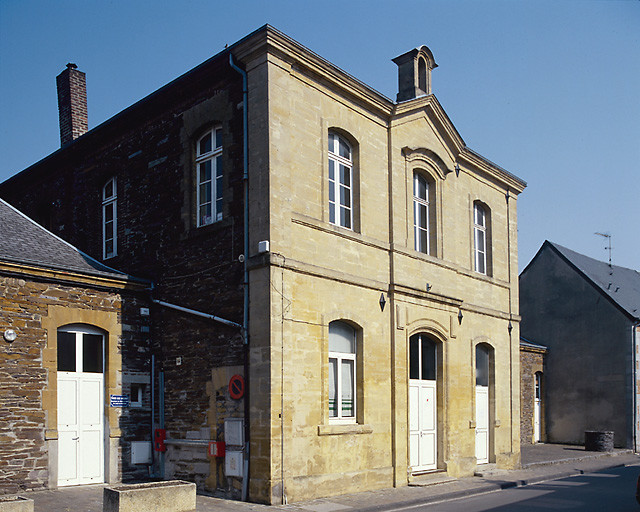 Façade antérieure, vue trois-quart gauche.