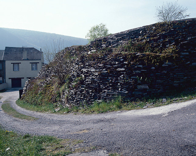 Vue sur un mur de soutènement.