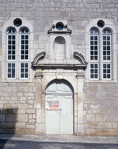 Façade de la chapelle sur la rue du Général-Leclerc.