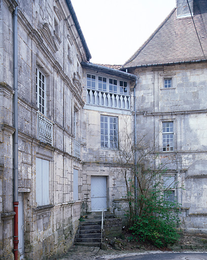 Vue d'ensemble du pan coupé entre les deux corps de logis.