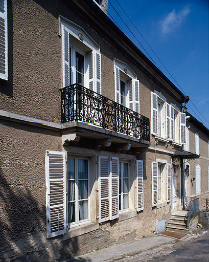 Vue d'ensemble de la façade principale.