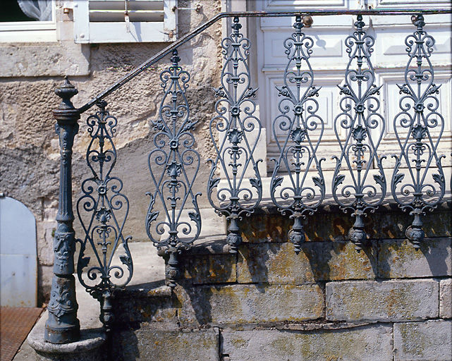 Rampe d'appui de l'escalier menant à l'entrée.
