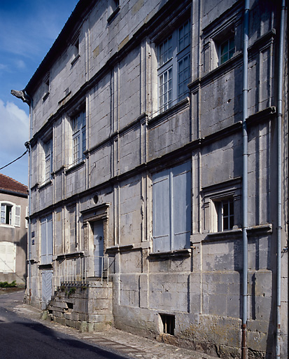 Vue d'ensemble de la façade du logis principal.