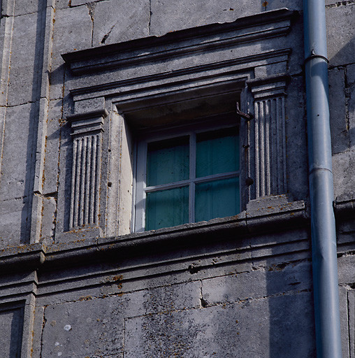 Petite baie au premier étage de la façade sur rue du corps de logis principal.