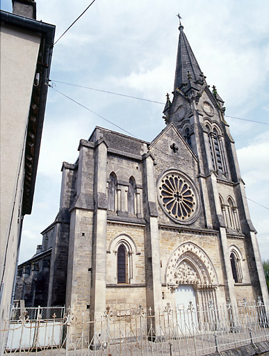 Vue d'ensemble de la façade depuis la rue de la Charrois.