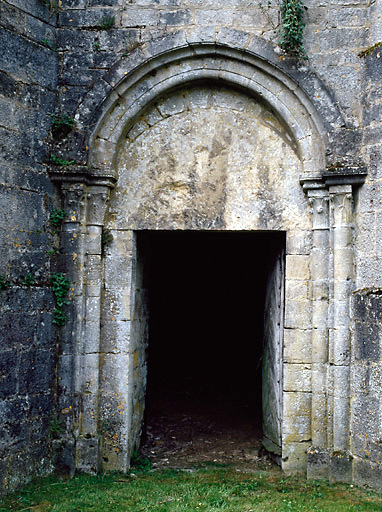 Porte de l'église détruite.