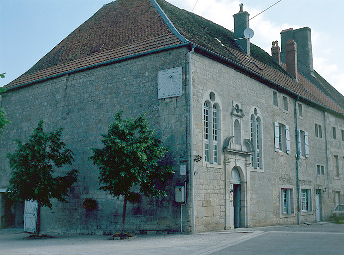 Vue de côté et d'ensemble de la façade sur la rue du Général-Leclerc.