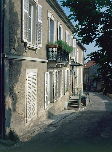 Vue d'ensemble de la façade principale.