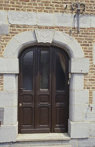 Détail d'une porte surmontée d'une date de construction.