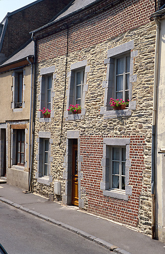 Maison du centre ancien présentant des reprises.