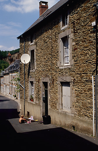 Façade antérieure, vue de trois-quart droit.