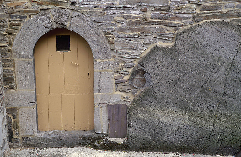 Entrée de cave creusée à même un banc d'ardoise.